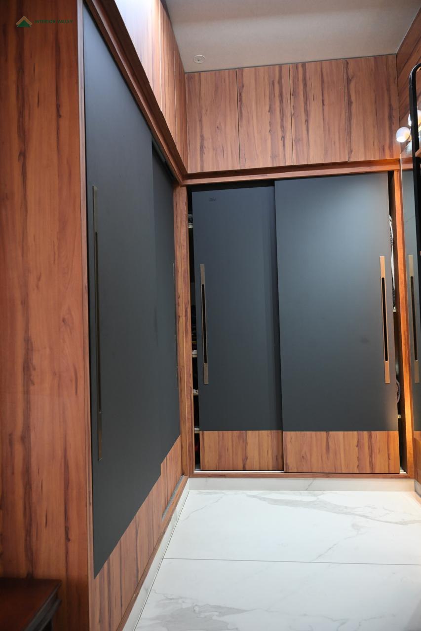 Corridor wardrobe in grey and wood