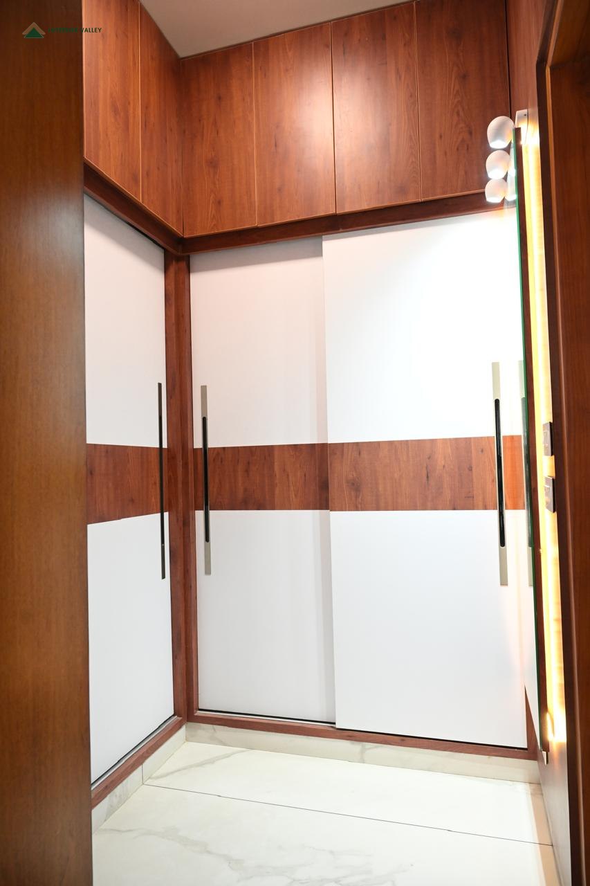 Wardrobe with sliding doors in white and wood