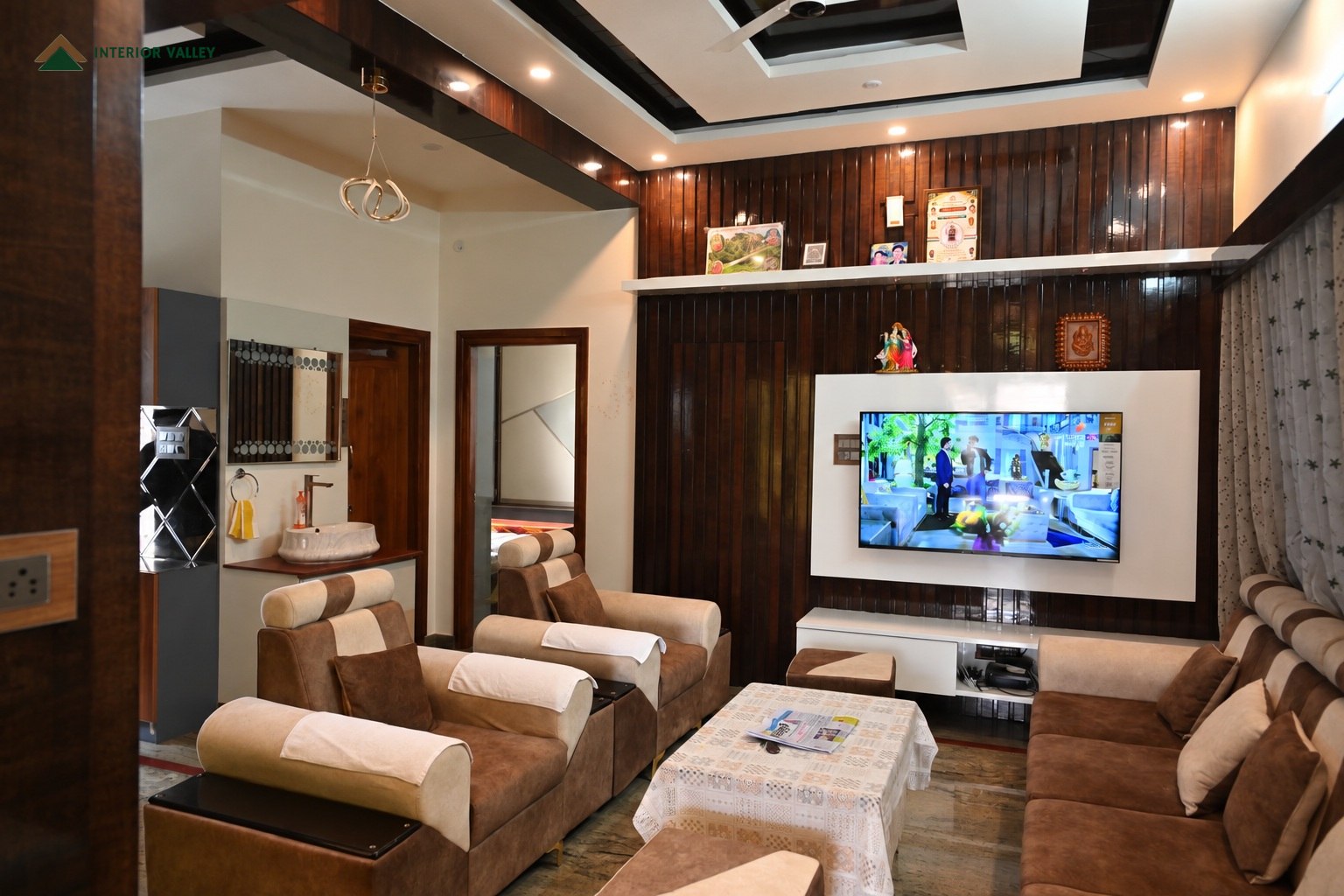Completed living room with wood panelling, false ceiling and built-in seating