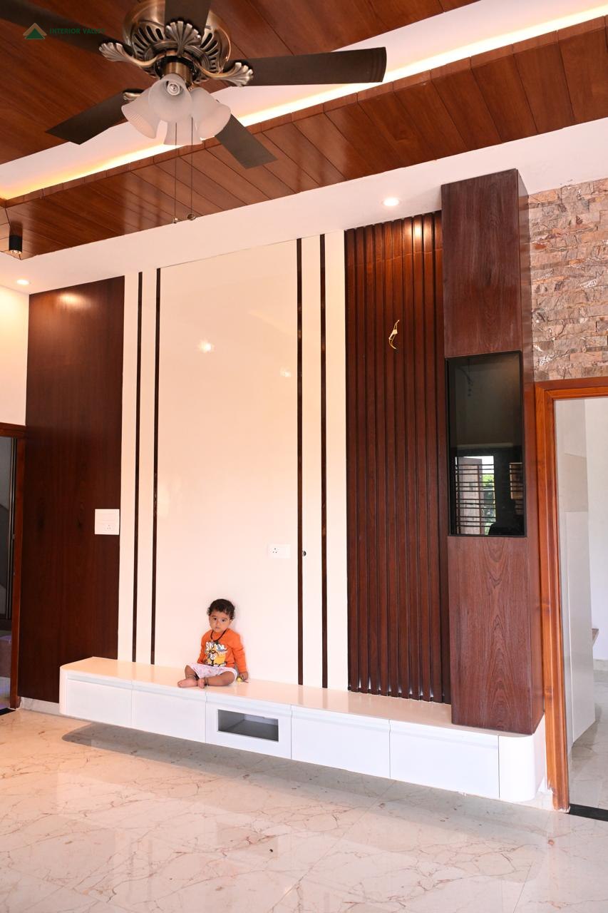 Living room television wall in fluted wood with a raised ledge