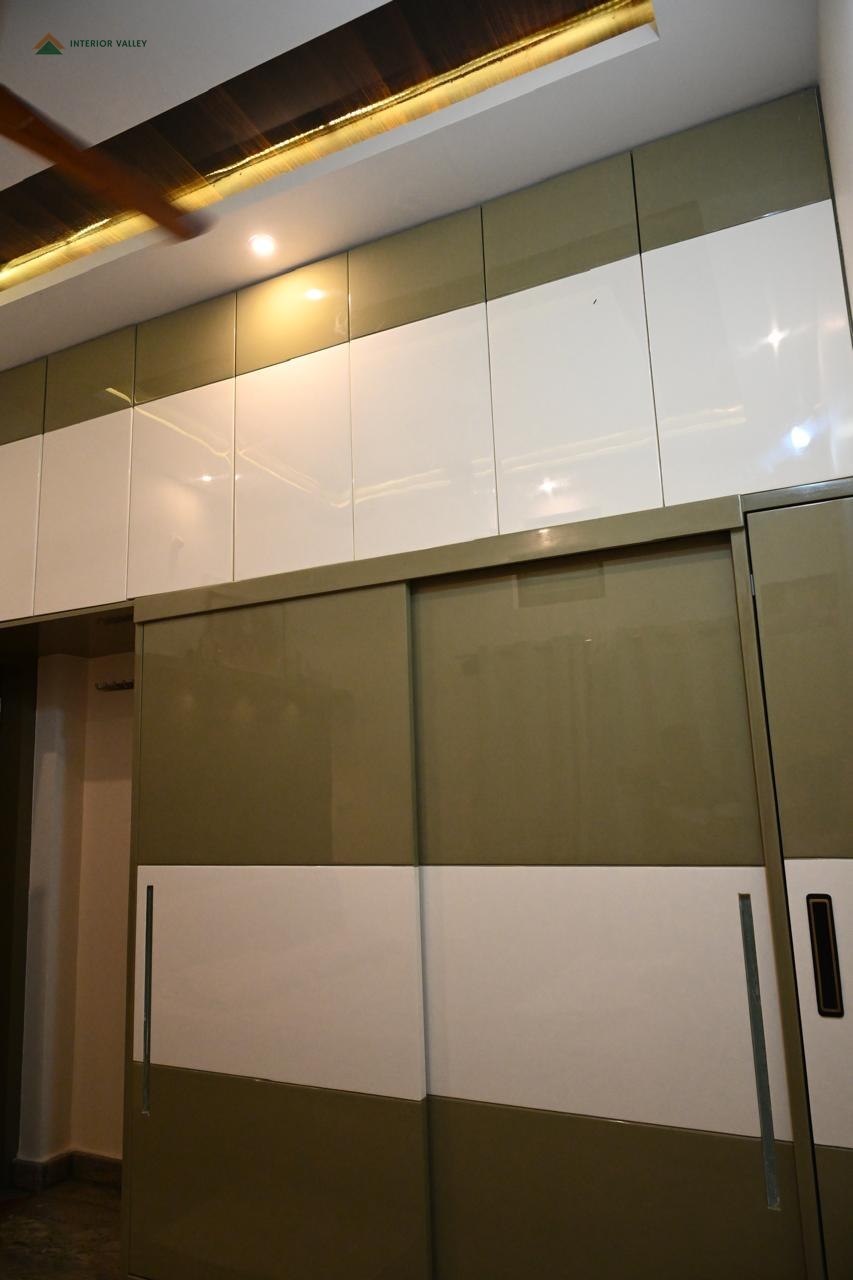 Wardrobe with sliding doors in olive and white gloss